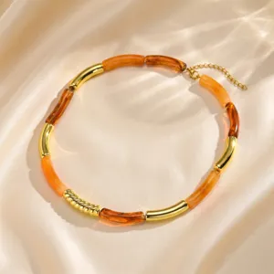 Collar de tubo de metal y resina de ambar estilo Maillard, joyeria de moda retro elegante.