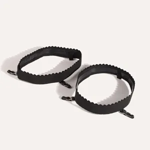 Vista detallada de ligueros elásticos negros para muslos con ribete de encaje y clips metálicos.