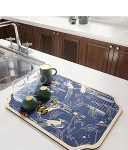 Gros plan détaillé d'un tapis d'égouttage de cuisine avec motif d'oiseau bleu et doré.