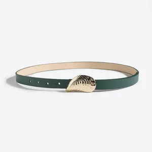 Mujer versátil cinturón hebilla concha detalle, elegante accesorio cintura cuero verde.