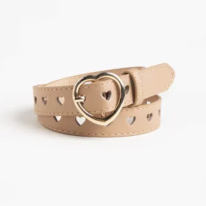 Dettaglio in primo piano di una graziosa cintura beige con intagli a cuore e fibbia dorata.