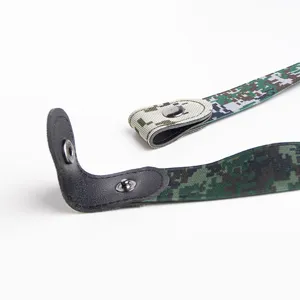 Primer plano de los detalles del cinturón elástico de camuflaje con botón de presión.