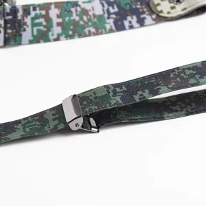 Vista detallada de tirantes elásticos de camuflaje militar con clips metálicos para pantalones.