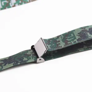 Detalle de primer plano de cinturón de cintura elástica de camuflaje con hebilla metálica.