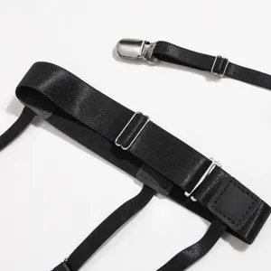 Primer plano detallado de la correa elástica negra para camisa con clips y ajustadores de metal.