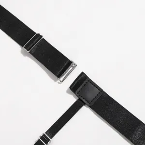 Detalle de sujetador de camisa elástico negro, hebillas metálicas, agarre firme.