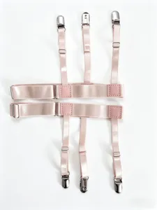 Detalles de primer plano de los tirantes de camisa rosas ajustables con clips y cuero.