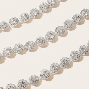 Vue rapprochée détaillée de la chaîne de taille en strass étincelante pour robe élégante.