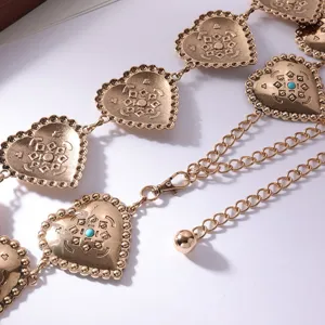 Catena da cintura in metallo dorato vintage con ciondoli a cuore e dettagli in turchese.