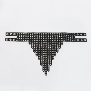 Detail van zwarte PU lederen klinknagel choker halsketting in gotische punkstijl.