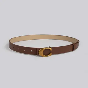 Ceinture pour femme en cuir PU marron avec boucle C métallique dorée, accessoire de mode élégant.