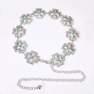 Gedetailleerd overzicht van boho turkoois kruis metalen tailleketting voor dames.