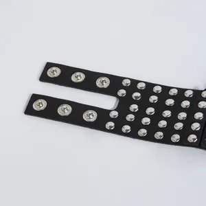 Detail van zwarte PU lederen punk choker halsband met metalen klinknagels en drukknopen.