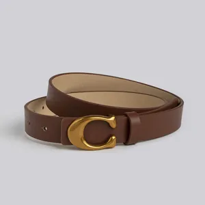Gros plan détaillé d'une ceinture en cuir PU marron pour femme avec boucle C dorée.