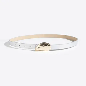 Cinturón de piel blanca minimalista para mujer con hebilla dorada en forma de concha.