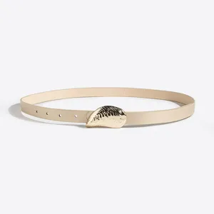 Cinturón fino de mujer en color beige con hebilla dorada de concha elegante accesorio