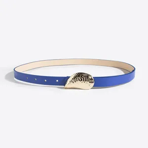 Cinturón elegante de mujer en azul con hebilla dorada de concha para un estilo chic.