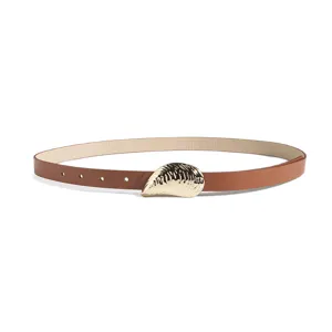Cinturón marrón de mujer con hebilla de concha dorada, accesorio elegante y versátil.