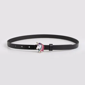 Gros plan détaillé de la jolie ceinture noire pour enfants avec une boucle de licorne.