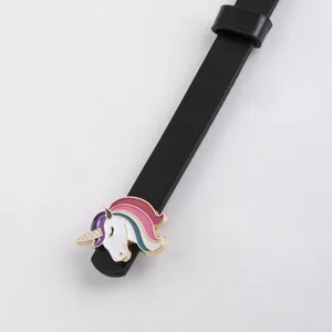 Jolie ceinture en cuir noir pour enfants avec détail de boucle en métal licorne colorée.