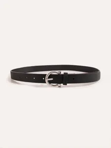 Close-up detail of the black PU leather women's belt with a stylish silver horseshoe metal buckle.