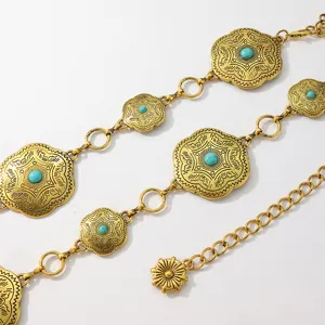 Gedetailleerde close-up van Boheemse turkoois metalen tailleketting, vintage gouden bloemmedaillon.