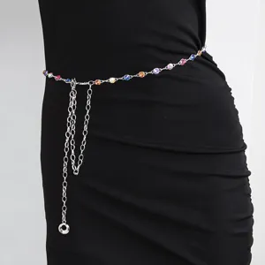 Détail exquis de chaîne de taille en strass multicolore, chaîne de corps élégante argentée.