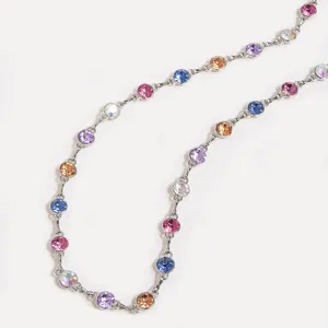 Détail raffiné de chaîne de taille en strass avec des cristaux multicolores.