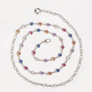 Détails de chaîne de taille en strass argentés, ceinture de robe en cristal multicolore.