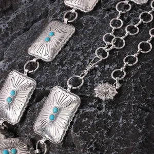 Détail de chaîne de taille en métal turquoise bohème, plaques gravées vintage.