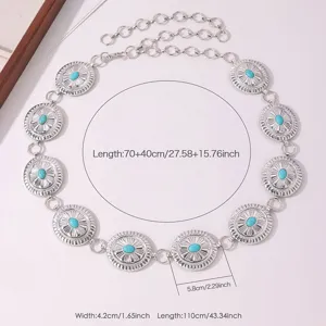 Vue détaillée de la chaîne de taille en métal argenté bohème avec des pierres turquoise.