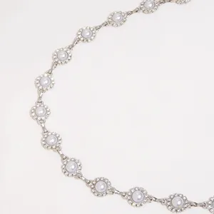 Detail de chaine de taille en strass, elegante ceinture metal argente pour jolies robes.