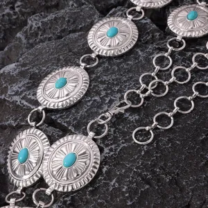 Gros plan détail de la chaîne de taille en métal argenté style bohème avec turquoise.