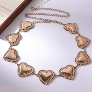 Cintura a catena in metallo dorato con ciondoli a cuore eleganti, accessorio vita regolabile.