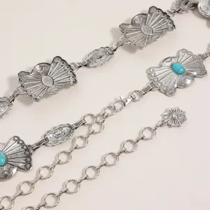 Vue detaillee de la chaine de taille en metal argente boho avec pierres turquoise et motifs.