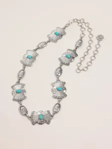 Vue detaillee en gros plan de la chaine de taille en metal argente turquoise boheme.