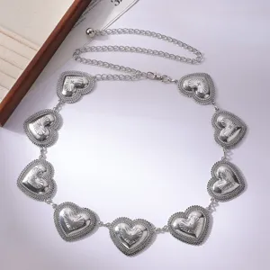 Cintura a catena in metallo argentato vintage con cuori, accessorio elegante per vita.