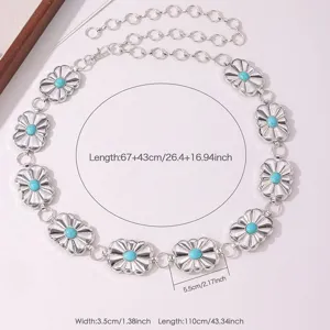 Chaîne de taille en métal turquoise sculpté bohème, ceinture fleurie argentée vue détaillée.