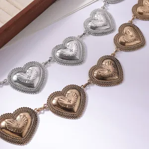 Vista dettagliata della catena da cintura in metallo vintage con cuore, gioiello elegante.