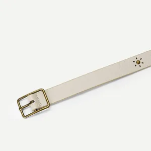 Close-up detail of the stylish beige thin women's belt featuring a vintage brass buckle.