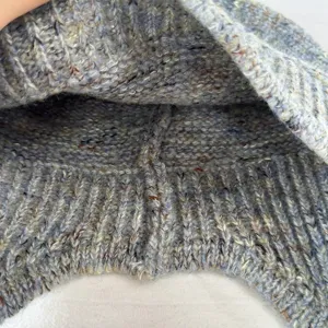 Nahaufnahme zeigt die detaillierte Stricktextur und saubere Innenverarbeitung der warmen Mütze.