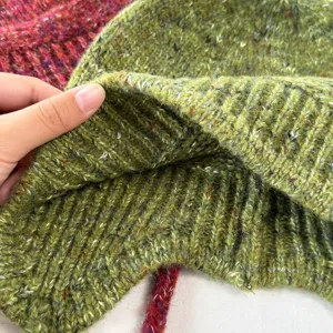 Nahaufnahme der kuscheligen Winterstrickmütze mit weicher Melangestruktur und warmem Stoff.