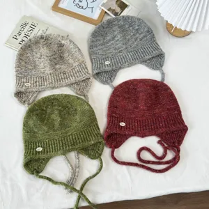 Damen Winter Strickmütze mit Ohrenklappen, stilvolle mehrfarbige warme Wollmütze mit Bändern.