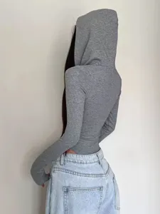 Vue détaillée d'un body à capuche uni et très élégant pour femme en couleur grise.