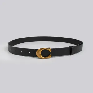 Vue détaillée d'une élégante ceinture en cuir PU noir pour femme avec boucle C dorée.