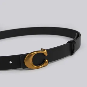 Vue détaillée de la élégante ceinture pour femme en cuir PU noir avec une boucle dorée en métal.