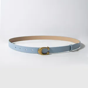 Vue détaillée de la ceinture en cuir PU bleu clair dotée d'une boucle métallique dorée en C.