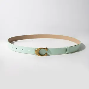 Détail de ceinture en cuir PU vert menthe, boucle C en laiton antique pour femmes.