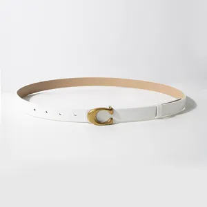 Ceinture en cuir PU blanc avec boucle dorée classique en C, design élégant et tendance.