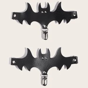 Porte-jarretelles ailes de chauve-souris style punk noir avec clips métalliques, détail.